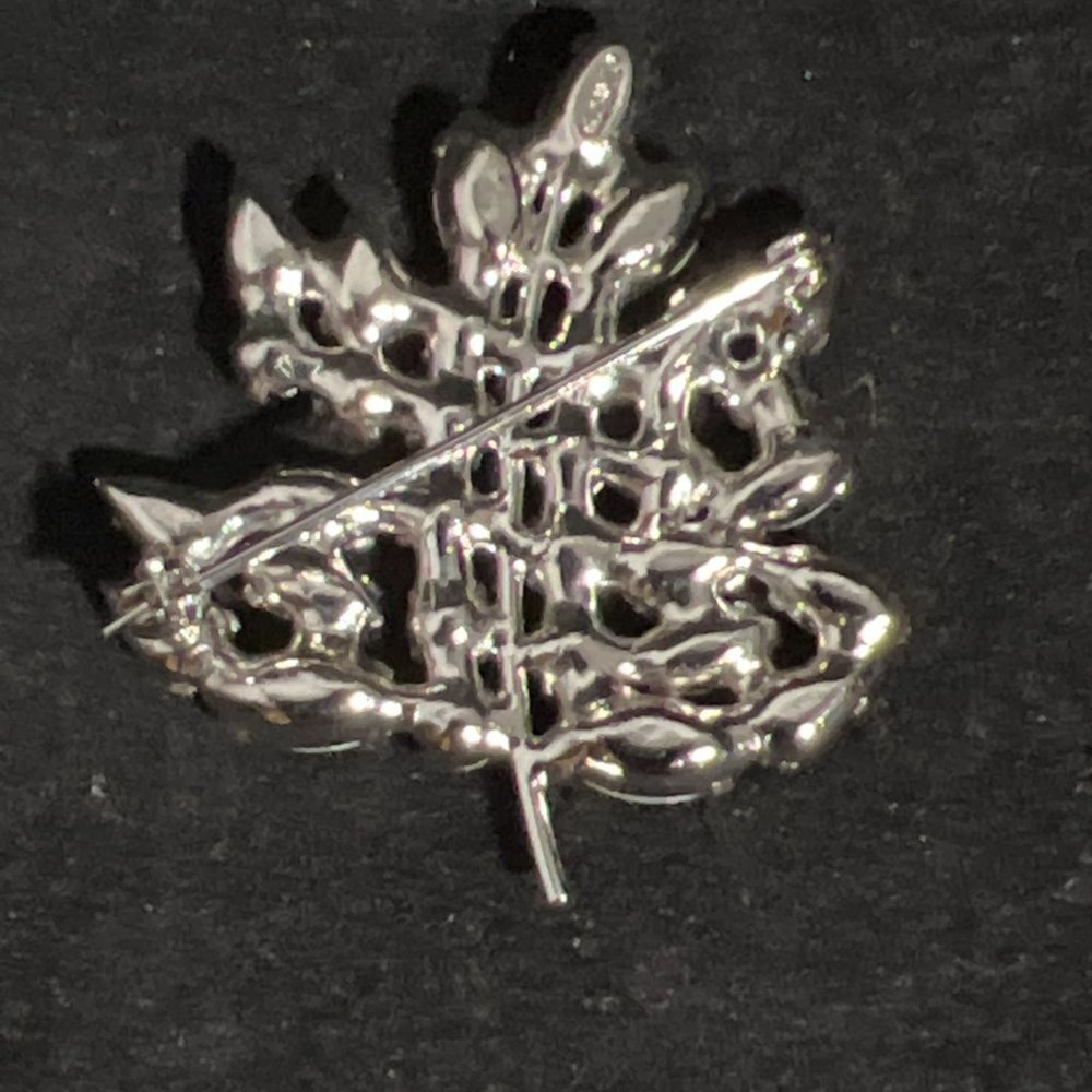 B David Silver Tone Brilliant Aurora Borealis Figural Leaf Brooch Signed (3944) - Picture 5 of 7